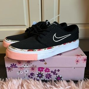 Floral and black Janoski’s NIKE